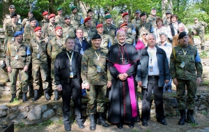 Gruppenbild Militärbischof Overbeck mit Angehörigen des Deutschen Anteils des Internationalen Ordnungsdienstes (Foto: L. Dirscherl)
