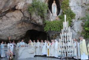 Die internationalen Zelebranten an der Grotte in Lourdes (Foto: L. Dirscherl)