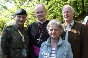 Stabsfeldwebel Kappl, Militärbischof Overbeck und der stellv. Landrat von Schwandorf Kimmerl mit Frau (Foto: L. Dirscherl)