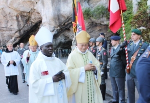 Der ehem. deutsche Militärbischof Walter Mixa, links dahinter der österreichische Militärbischof Christian Werner (Foto: L. Dirscherl)